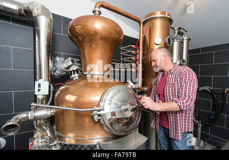 Schallstadt, Germania. 26 Nov, 2015. Distillatore liquore Frank Kuechlin gin distilla in Schallstadt, Germania, 26 novembre 2015. Foto: PATRICK SEEGER/dpa/Alamy Live News Foto Stock