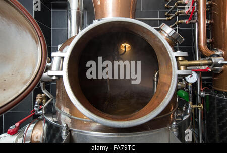 Schallstadt, Germania. 26 Nov, 2015. Un bollitore di distillazione viene utilizzato per produrre gin in Schallstadt, Germania, 26 novembre 2015. Foto: PATRICK SEEGER/dpa/Alamy Live News Foto Stock