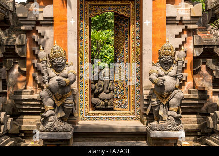 Il tradizionale design Balinese Guard Demon statue, Ubud, Bali, Indonesia Foto Stock