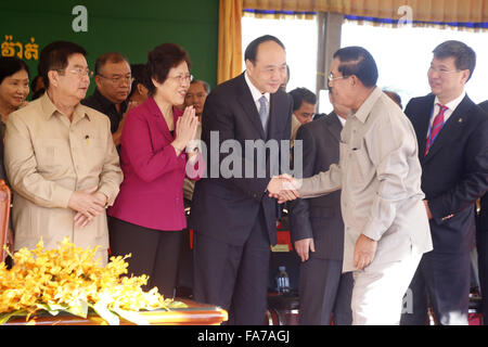 Koh Kong, Cambogia. 23 Dic, 2015. Primo ministro cambogiano Hun Sen (4a L, anteriore) scuote le mani con Shi Ke (3a L, anteriore), vice presidente della China National Machinery Industry Corporation, durante l'inaugurazione del 246-megawatt Tatay Fiume Centrale Idroelettrica in Koh Kong provincia, Cambogia, Dic 23, 2015. La sesta cinese-costruito centrale idroelettrica entrò in funzione qui Mercoledì dopo cinque anni di costruzione. Credito: Phearum/Xinhua/Alamy Live News Foto Stock