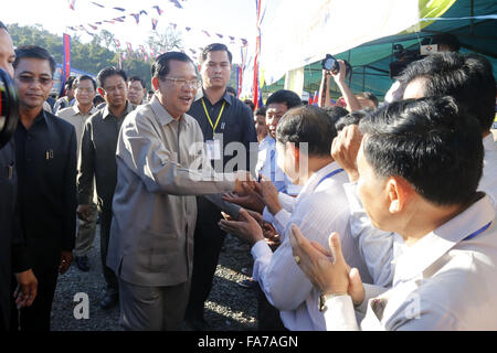 Koh Kong, Cambogia. 23 Dic, 2015. Primo ministro cambogiano Hun Sen (C) è accolto da locali durante l inaugurazione del 246-megawatt Tatay Fiume Centrale Idroelettrica in Koh Kong provincia, Cambogia, Dic 23, 2015. La sesta cinese-costruito centrale idroelettrica entrò in funzione qui Mercoledì dopo cinque anni di costruzione. Credito: Phearum/Xinhua/Alamy Live News Foto Stock