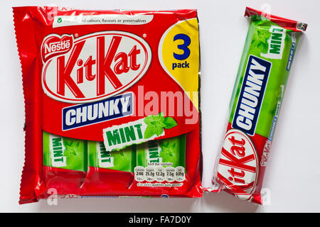 Pack di 3 Nestle chunky mint Kitkat barrette di cioccolato con quello rimosso isolati su sfondo bianco - KitKat Kit-Kat Kit Kat barra di cioccolato Foto Stock