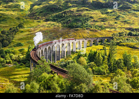 Glenfinnan viadotto ferroviario in Scozia con il giacobita treno a vapore che passa al di sopra Foto Stock