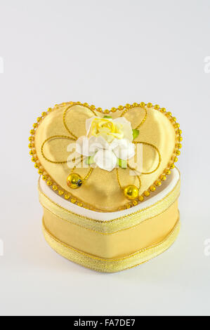 Cuore isolato di ceramica su sfondo bianco Foto Stock