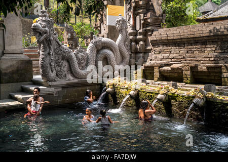 Struttura balneare con Primavera sacra acqua dell'acqua Hindu Temple Tirta Empul nei pressi di Ubud, Bali, Indonesia Foto Stock