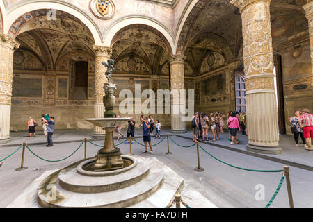 L'Italia, Firenze, Piazza della Signoria e il Palazzo Vecchio in ambienti interni Foto Stock