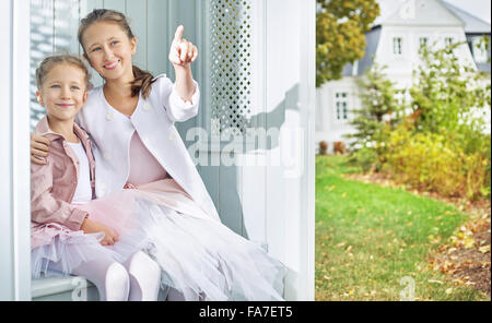 Due sorelle adorabili godendo giardino d'autunno Foto Stock