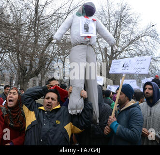 Srinagar, Indiano Kashmir amministrato:23 Dicembre.i sostenitori della pro-India e Kashmir e il principale partito di opposizione conferenza nazionale (NC) portano un banner durante una marcia di protesta . Polizia giovani detenuti ala presidente della Conferenza Nazionale lungo con decine di sostenitori di partito per protestare contro la messa in atto delle norme nazionali di sicurezza alimentare atto (NFSA) nella regione. Secondo NFSA, persone otterrà 5 kg per persona di razione sovvenzionate contro il precedente 30 kg per famiglia. Credito: Sofi Suhail/Alamy Live News Foto Stock