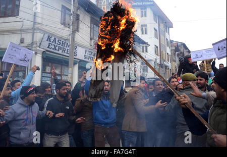 Srinagar, Indiano Kashmir amministrato:23 Dicembre.i sostenitori della pro-India e Kashmir e il principale partito di opposizione conferenza nazionale (NC) consente di masterizzare un'effigie della regione di PDP-BJP coalizione di governo della regione il PDP-BJP coalizione di governo durante una marcia di protesta .Polizia giovani detenuti ala presidente della Conferenza Nazionale lungo con decine di sostenitori di partito per protestare contro la messa in atto delle norme nazionali di sicurezza alimentare atto (NFSA) nella regione. Secondo NFSA, persone otterrà 5 kg per persona di razione sovvenzionate contro il precedente 30 kg per famiglia. Credito: Sofi Suhail/Alamy Liv Foto Stock