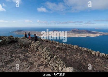 Mirador del Rio, una vista dall'estremità nord di Lanzarote verso l'isola di La Graciosa, Spagna. Foto Stock