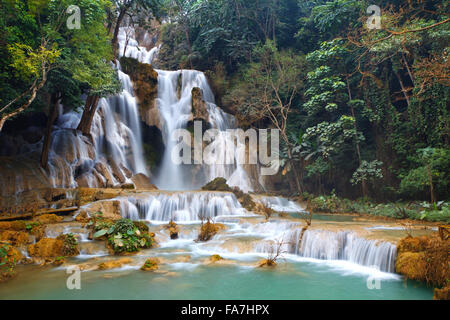 Kuang Si cascate si trova a 29 chilometri a sud di Luang Prabang in Laos, sud-est asiatico. Le sue tre tier cascata. Foto Stock