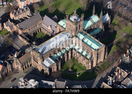 CHESTER CATHEDRAL, Cheshire. Vista aerea della Cattedrale Chiesa di Cristo e della Beata Vergine Maria. Originariamente la chiesa abbaziale di San Werburgh's Abbey, il complesso della Cattedrale conserva molti degli edifici monastici. Fotografato nel marzo 2008. Foto Stock