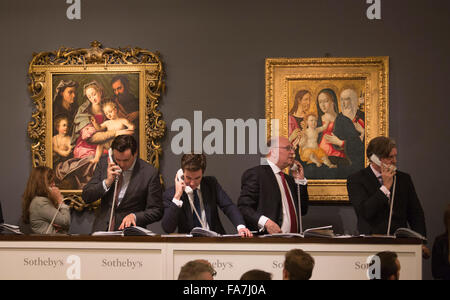 Gli agenti di vendita tenendo il telefono offerte. L'asta di dipinti dal Vecchio Maestro & British dipinti sera la vendita avviene a Sotheby's New Bond Street, Londra. Foto Stock