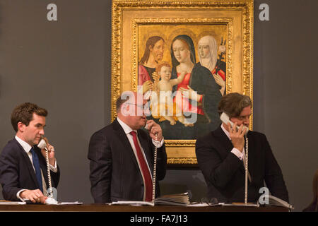 Gli agenti di vendita tenendo il telefono offerte. L'asta di dipinti dal Vecchio Maestro & British dipinti sera la vendita avviene a Sotheby's New Bond Street, Londra. Foto Stock