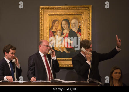 Gli agenti di vendita tenendo il telefono offerte. L'asta di dipinti dal Vecchio Maestro & British dipinti sera la vendita avviene a Sotheby's New Bond Street, Londra. Foto Stock