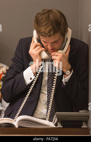 Gli agenti di vendita tenendo il telefono offerte. L'asta di dipinti dal Vecchio Maestro & British dipinti sera la vendita avviene a Sotheby's New Bond Street, Londra. Foto Stock