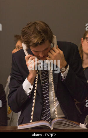 Gli agenti di vendita tenendo il telefono offerte. L'asta di dipinti dal Vecchio Maestro & British dipinti sera la vendita avviene a Sotheby's New Bond Street, Londra. Foto Stock