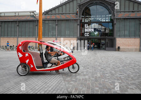 El Born, Rickshaw di fronte al vecchio mercato hall El Born, ora Centro Culturale (CC), Barcellona, Spagna, Europa Foto Stock