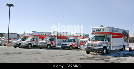 U Haul noleggio autocarri e rimorchi schierate nel parcheggio Foto Stock