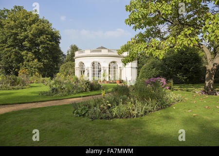 Il semi-circolare Garden House a Osterley Park e Casa, Middlesex, in settembre. Costruito nel 1780, il Garden House è stato progettato da Robert Adam come una serra. È ancora usato per la visualizzazione di gara piante come alberi di limone e arancia oggi. Foto Stock