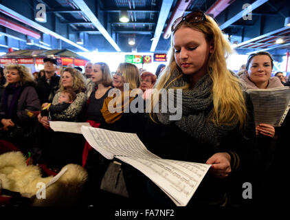 Praga, Repubblica Ceca. 23 Dic, 2015. Le persone si radunano per cantare la Messa di Natale di Jakub Jan Ryba presso la principale stazione ferroviaria in concerto a Praga Repubblica Ceca, Dicembre 23, 2015. Credito: Roman Vondrous/CTK foto/Alamy Live News Foto Stock