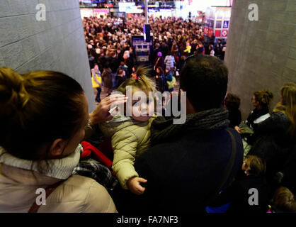 Praga, Repubblica Ceca. 23 Dic, 2015. Le persone si radunano per cantare la Messa di Natale di Jakub Jan Ryba presso la principale stazione ferroviaria in concerto a Praga Repubblica Ceca, Dicembre 23, 2015. Credito: Roman Vondrous/CTK foto/Alamy Live News Foto Stock