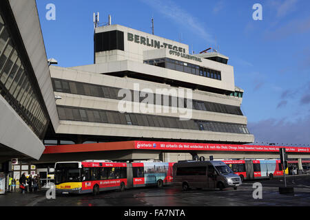 Berlino Tegel di Berlino, Germania. Gli autobus tirare fino al di fuori del terminale. Foto Stock