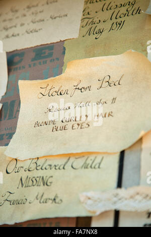 'Missing bambino' avvisi su una bacheca, parte del set durante le riprese di 'ariah Mundi e il Midas Box' presso il St Michael's Mount, Cornwall. Foto Stock