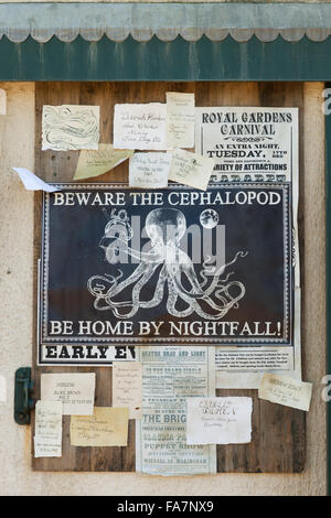 Poster su una bacheca, parte del set durante le riprese di 'ariah Mundi e il Midas Box' presso il St Michael's Mount, Cornwall. Foto Stock