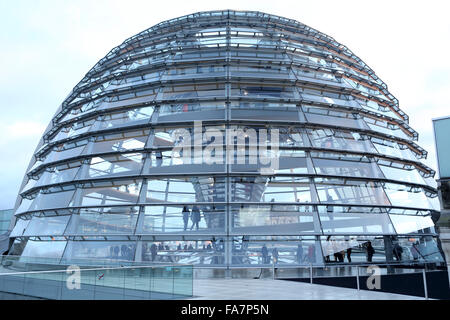 La cupola di vetro del Reichstag a Berlino, Germania. L'edificio è stato progettato da Sir Norman Foster. Foto Stock