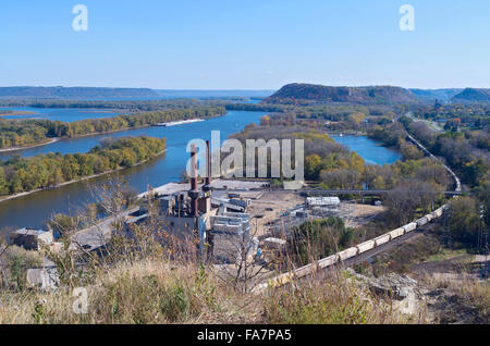 Vista aerea di Ala Rossa minnesota mississippi e impianto di alimentazione sulla cima di un fienile bluff Foto Stock