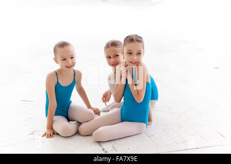 Tre piccoli balletto delle ragazze seduta e parlare insieme Foto Stock