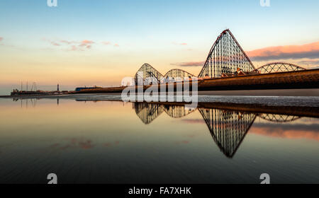 South Beach con Blackpool Pleasure Beach & roller coaster riflettendo in piscina di acqua Foto Stock