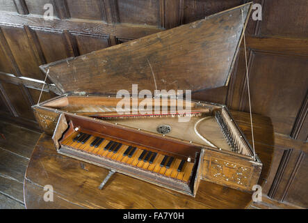 Un sedicesimo secolo verginale che mostra un dettaglio dell'iscrizione (e data di 1537) sulla tastiera, nella stanza della musica a Westwood Manor, Wiltshire. Foto Stock