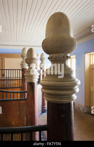 Acorn montanti sagomati sulle partizioni all'interno della scuderia a Uppark Casa e giardino, West Sussex. Foto Stock