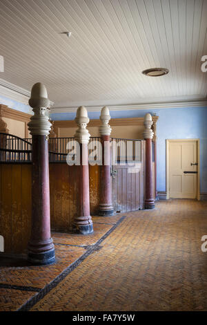 Acorn montanti sagomati sulle partizioni all'interno della scuderia a Uppark Casa e giardino, West Sussex. Foto Stock