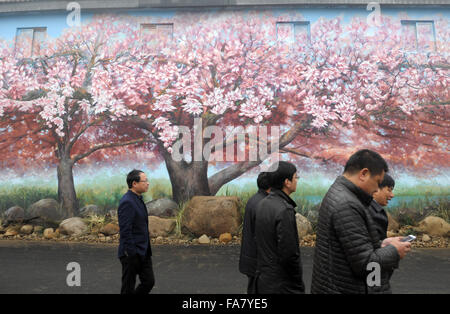 Huzhou, cinese della Provincia di Zhejiang. 23 Dic, 2015. I turisti passano da un 3D murale nel villaggio Hengshanwu, Contea di Anji, est della Cina di Provincia dello Zhejiang, Dic 23, 2015. © Zhang Hui/Xinhua/Alamy Live News Foto Stock