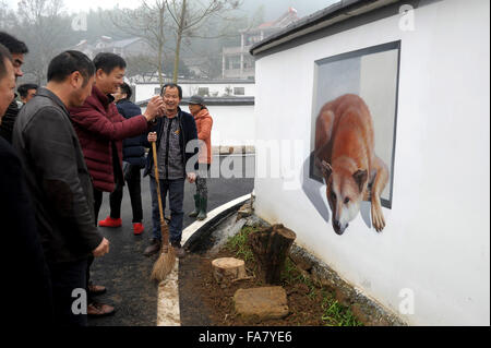 Huzhou, cinese della Provincia di Zhejiang. 23 Dic, 2015. I turisti guardano un 3D murale nel villaggio Hengshanwu, Contea di Anji, est della Cina di Provincia dello Zhejiang, Dic 23, 2015. © Zhang Hui/Xinhua/Alamy Live News Foto Stock