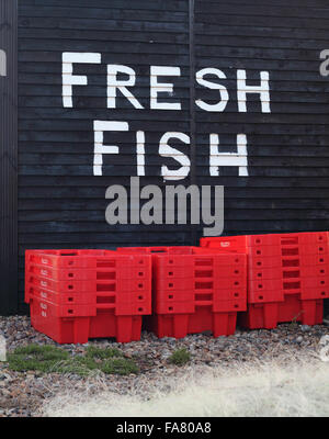 Segno su un pescatore in legno della pubblicità della vendita di pesce fresco, Stade, Hastings, East Sussex, Regno Unito Foto Stock