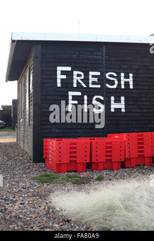 Segno su un pescatore in legno della pubblicità della vendita di pesce fresco, Stade, Hastings, East Sussex, Regno Unito Foto Stock