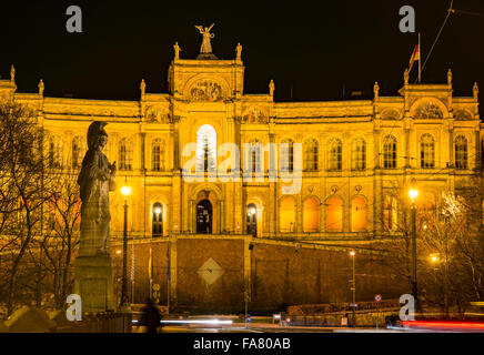 Maximilianeum, sede del parlamento bavarese a Monaco di notte. Foto Stock