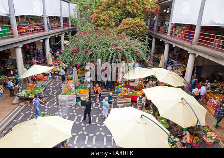 FUNCHAL, Portogallo - 14 giugno 2013: persone visitate il famoso mercato Mercado dos Lavradores a Funchal, capitale dell'isola di Madeira, Portogallo Foto Stock