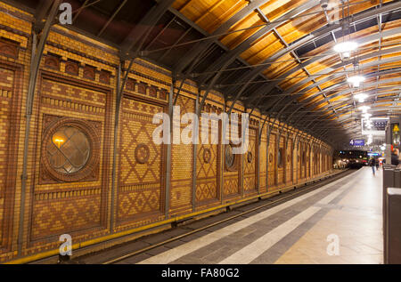 I passeggeri in attesa di treni a Hackescher Markt della S-Bahn a Berlino Foto Stock