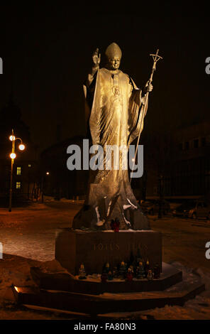 La statua di Papa Giovanni Paolo II vicino la Cattedrale di Cristo Re nella città di Katowice, Polonia Foto Stock