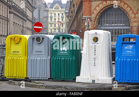 Cinque cestini per i rifiuti la segregazione in Budapest, Ungheria Foto Stock