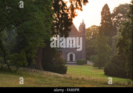 La cappella a Killerton, Devon mostrato in luglio la luce del mattino. La cappella è stata progettata da C R Cockerell (1788-1863) e fu costruita nel 1841. Foto Stock