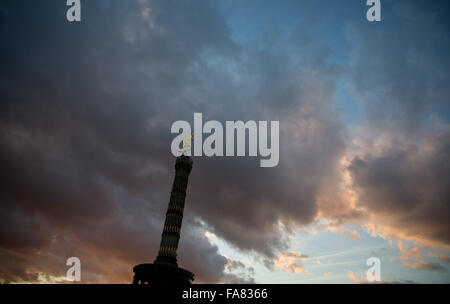 Berlino, Germania. 23 Dic, 2015. Il sole tramonta dietro la Colonna della Vittoria (Siegessäule) di Berlino, Germania, 23 dicembre 2015. Foto: KAY NIETFELD/DPA/Alamy Live News Foto Stock