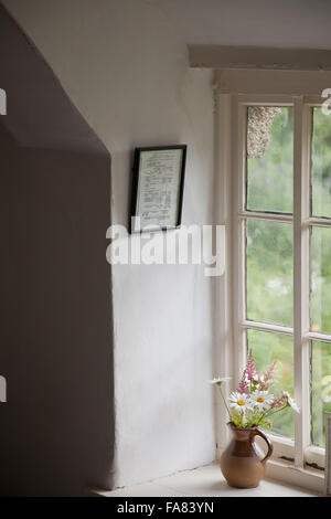 Un dettaglio di una camera da letto finestra a Hardy's Birthplace, Dorset. Lo scrittore Thomas Hardy è nato a questo cottage in 1840. Foto Stock