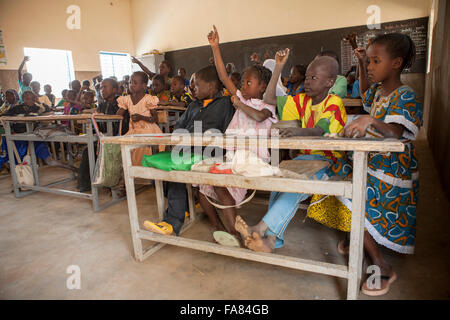 Gli studenti imparano a Kouka scuola primaria nel Dipartimento Kouka, Burkina Faso. Foto Stock