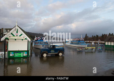 Lago di Windermere, Cumbria, Regno Unito. Il 23 dicembre, 2015. Cumbria aperto per il business .Bowness Bay front - acqua di inondazione scendendo giorno asciutto prima di forcasted heavy rain il giorno di Natale Credit: Gordon Shoosmith/Alamy Live News Foto Stock